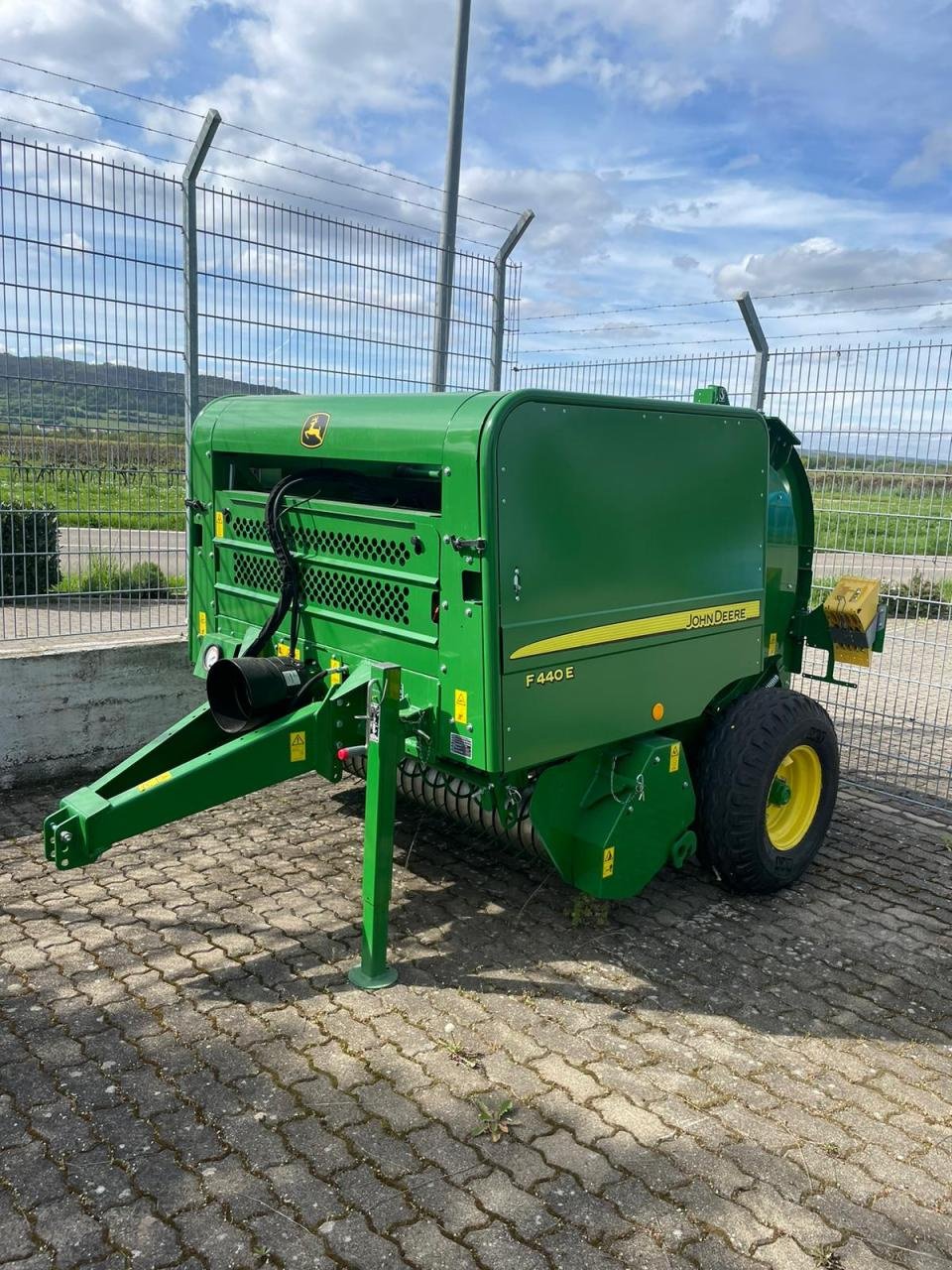 Rundballenpresse of the type John Deere F440E, Neumaschine in Niederkirchen (Picture 1)