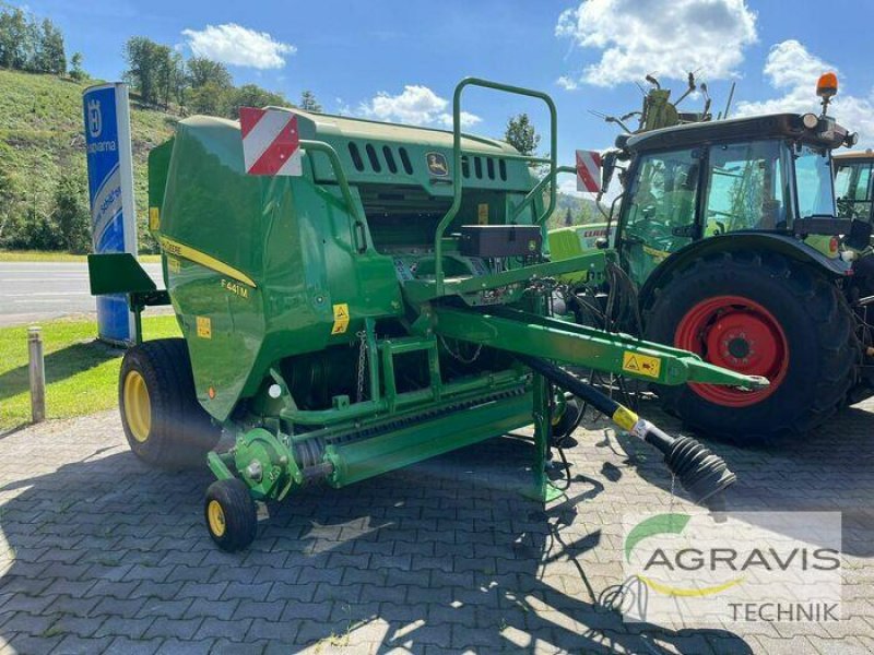 Rundballenpresse des Typs John Deere F441M ROTOFLOW HC, Gebrauchtmaschine in Meschede (Bild 1)