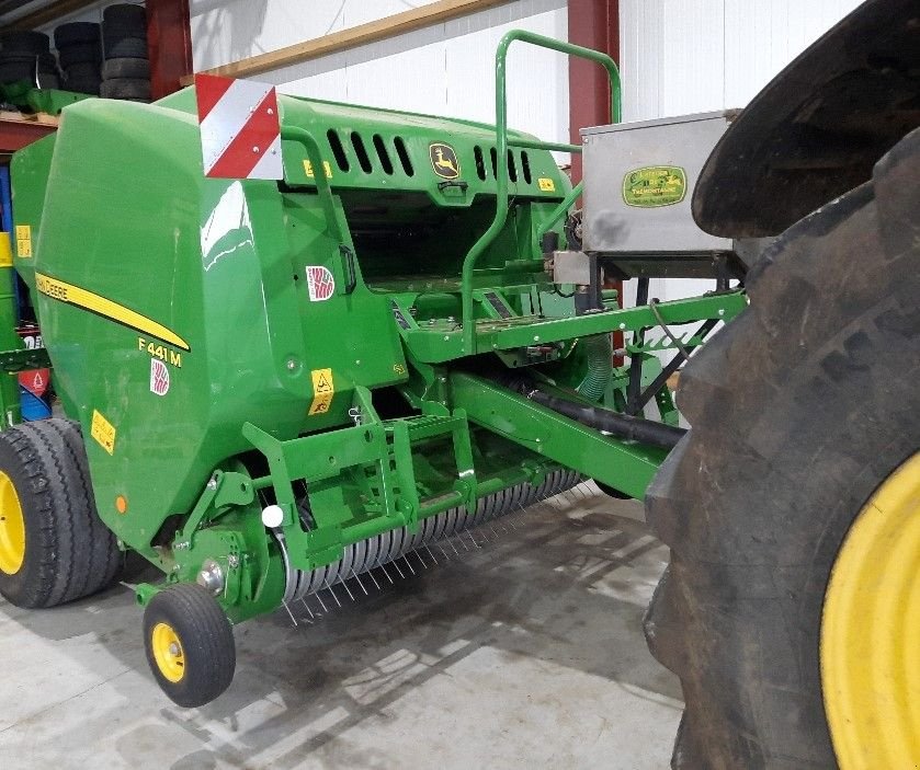 Rundballenpresse of the type John Deere F441M, Gebrauchtmaschine in CHEMAUDIN ET VAUX (Picture 3)