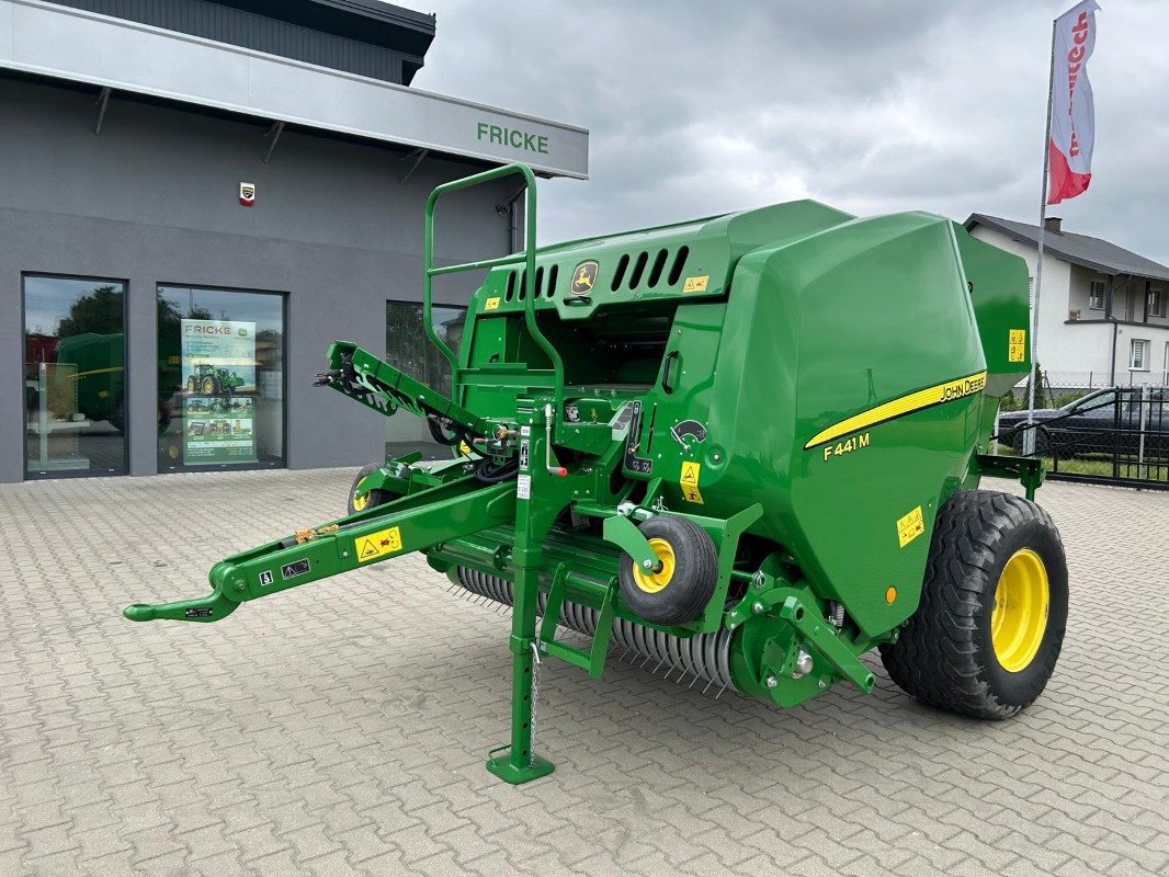 Rundballenpresse of the type John Deere F441M, Neumaschine in Mrągowo (Picture 1)