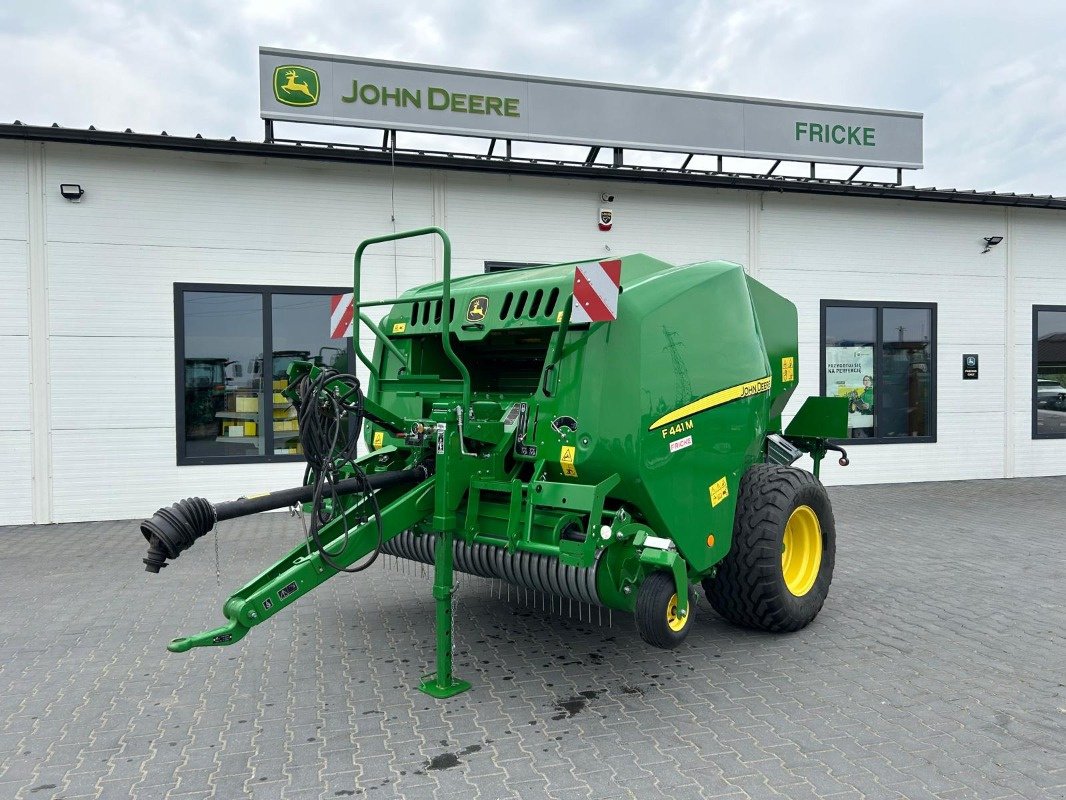 Rundballenpresse of the type John Deere F441M, Neumaschine in Mrągowo (Picture 1)