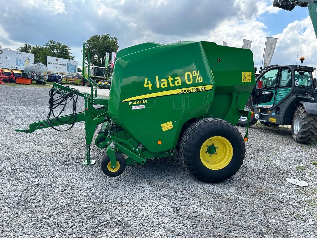 Rundballenpresse des Typs John Deere F441M, Neumaschine in Mrągowo (Bild 3)