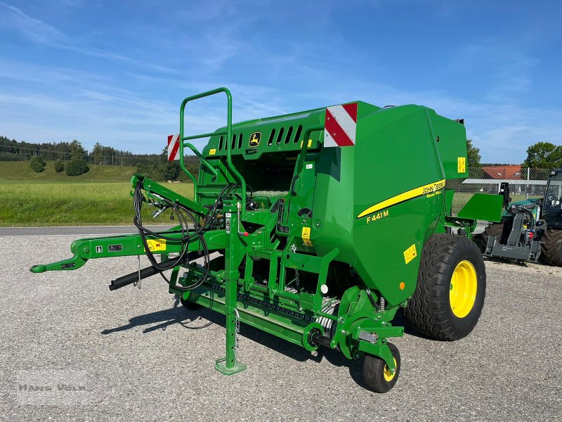 Rundballenpresse типа John Deere F441M, Neumaschine в Antdorf