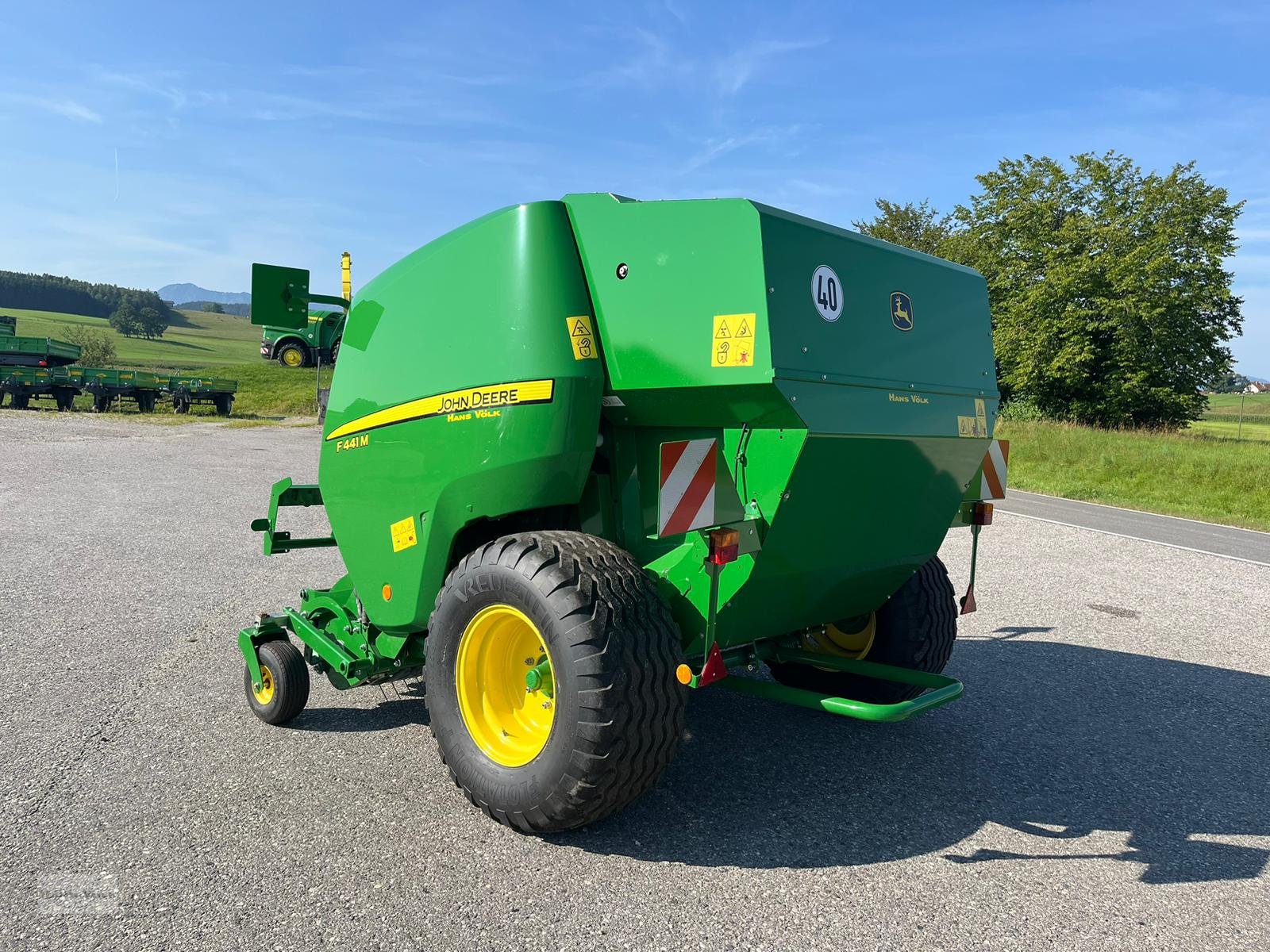 Rundballenpresse des Typs John Deere F441M, Neumaschine in Antdorf (Bild 4)