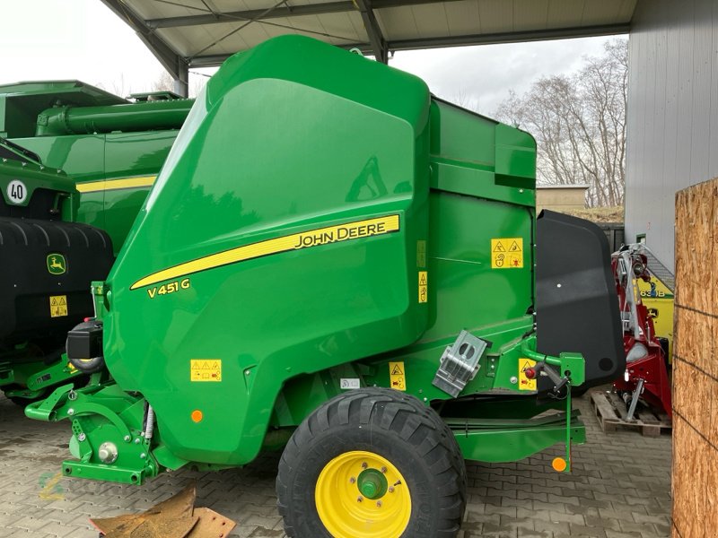 Rundballenpresse des Typs John Deere V451G, Neumaschine in Löbau (Bild 4)