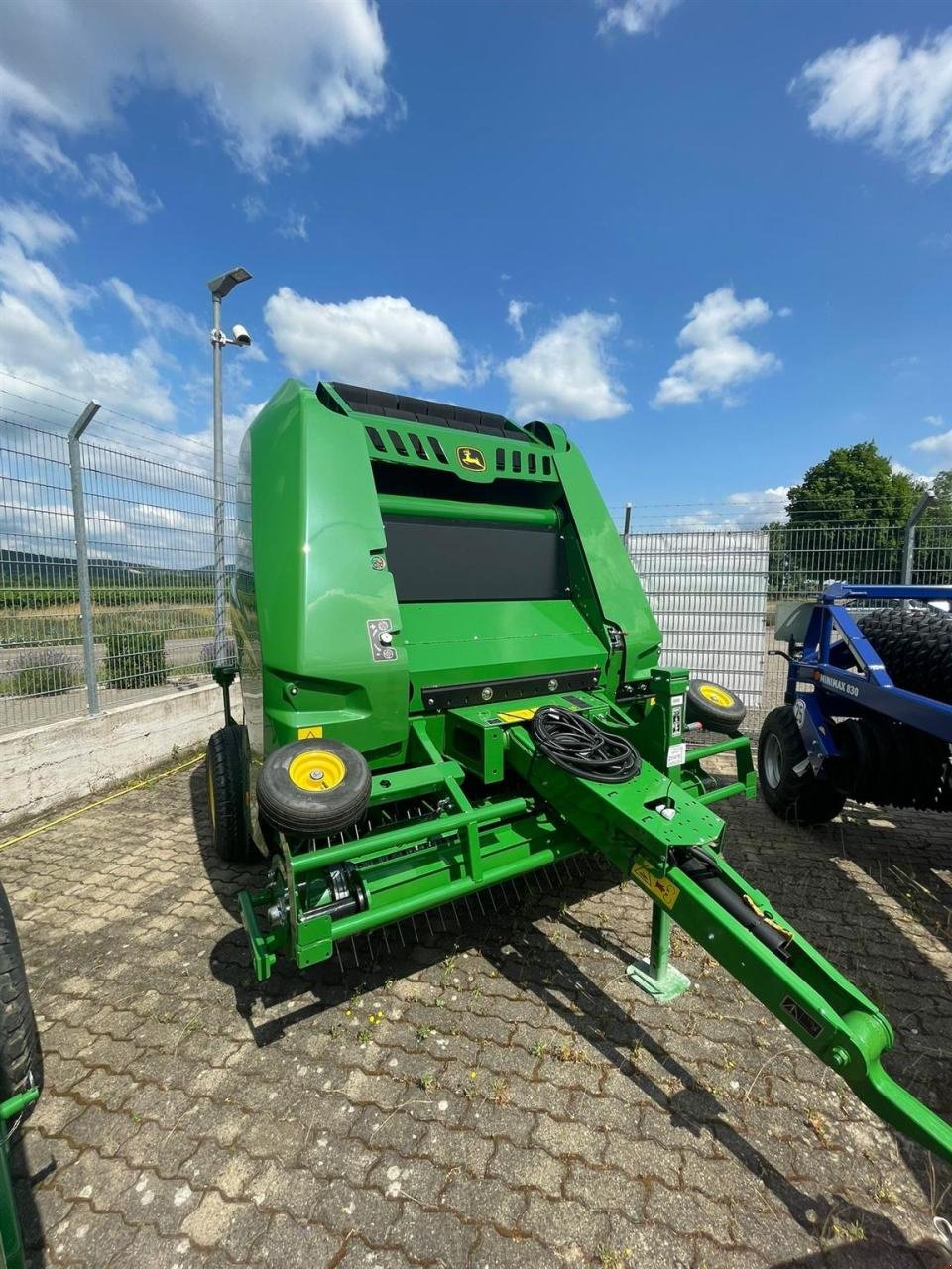 Rundballenpresse des Typs John Deere V451G, Neumaschine in Niederkirchen (Bild 3)