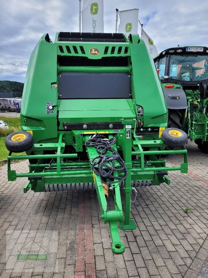 Rundballenpresse des Typs John Deere V451M, Neumaschine in Gleisdorf (Bild 3)