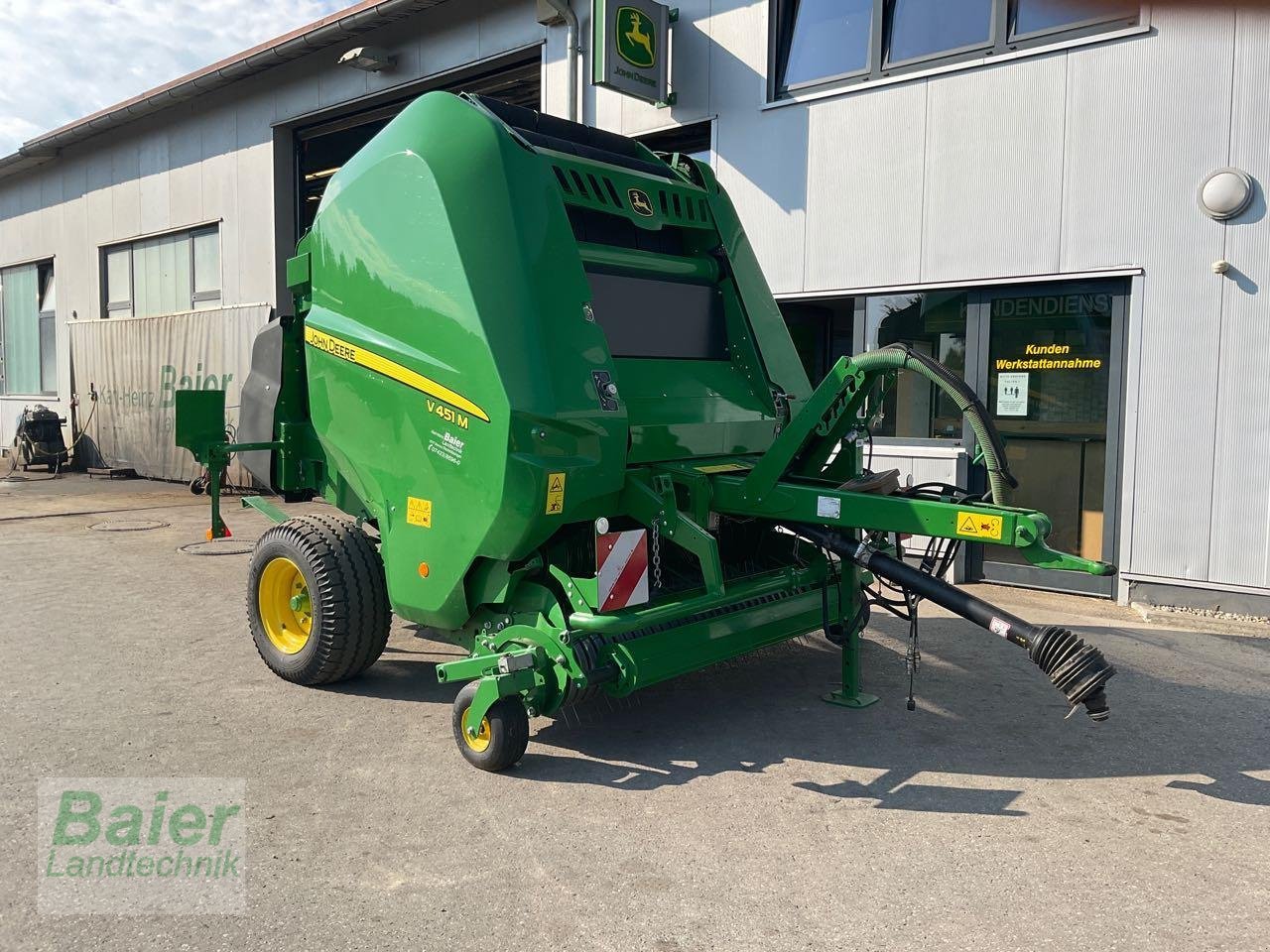 Rundballenpresse du type John Deere V451M, Gebrauchtmaschine en OBERNDORF-HOCHMOESSINGEN (Photo 3)