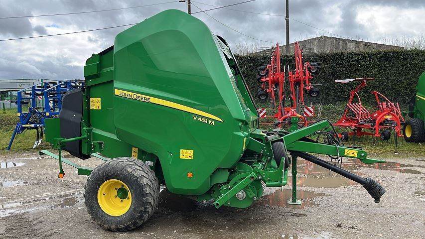 Rundballenpresse типа John Deere V451M, Gebrauchtmaschine в BOSC LE HARD (Фотография 1)