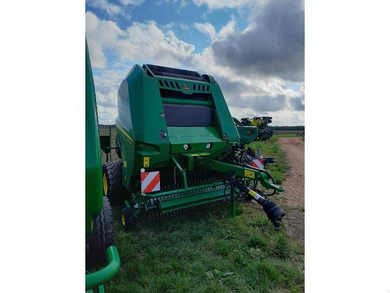 Rundballenpresse a típus John Deere V451M, Gebrauchtmaschine ekkor: SAINT-GERMAIN DU PUY (Kép 2)