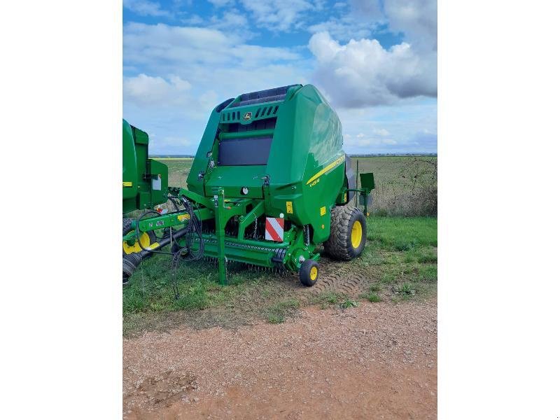 Rundballenpresse typu John Deere V451M, Gebrauchtmaschine v SAINT-GERMAIN DU PUY (Obrázek 1)