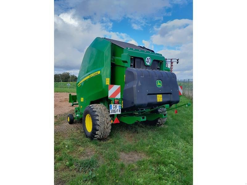 Rundballenpresse typu John Deere V451M, Gebrauchtmaschine v SAINT-GERMAIN DU PUY (Obrázek 3)