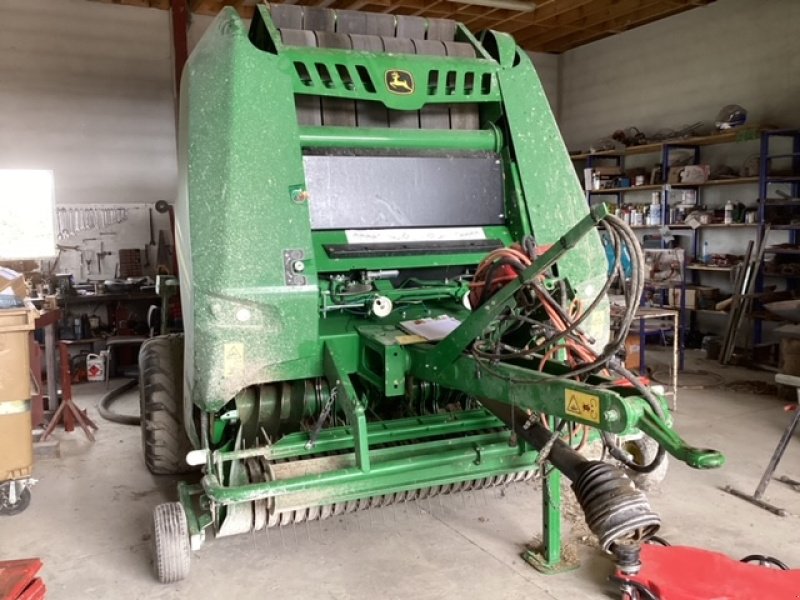 Rundballenpresse del tipo John Deere V451M, Gebrauchtmaschine en CHAUMESNIL