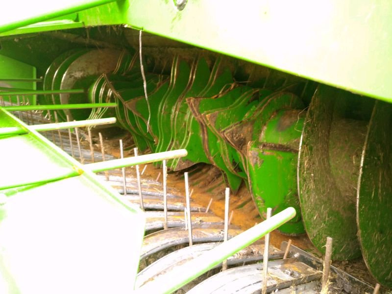 Rundballenpresse des Typs John Deere V451M, Gebrauchtmaschine in Liebenwalde (Bild 7)