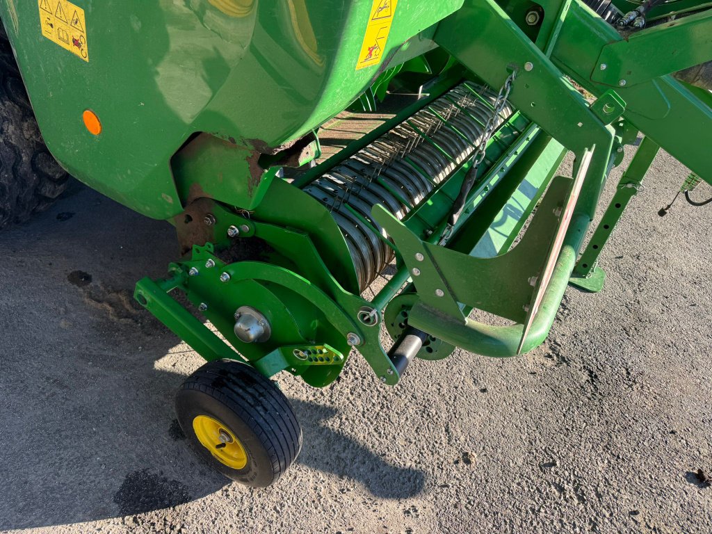 Rundballenpresse des Typs John Deere V451M, Gebrauchtmaschine in GUERET (Bild 7)