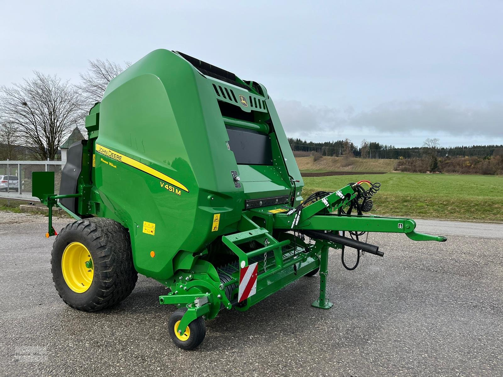 Rundballenpresse типа John Deere V451M, Gebrauchtmaschine в Antdorf (Фотография 1)