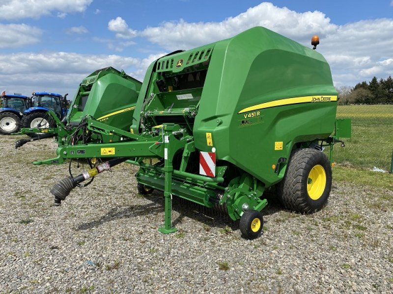 Rundballenpresse of the type John Deere V451R, Gebrauchtmaschine in LE PONT CHRETIEN (Picture 1)