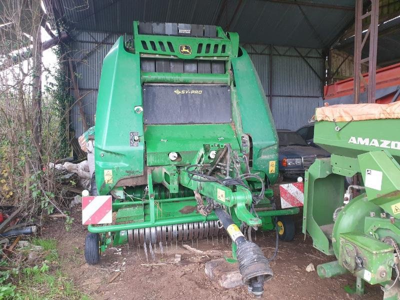 Rundballenpresse tipa John Deere V461M, Gebrauchtmaschine u BRAY en Val