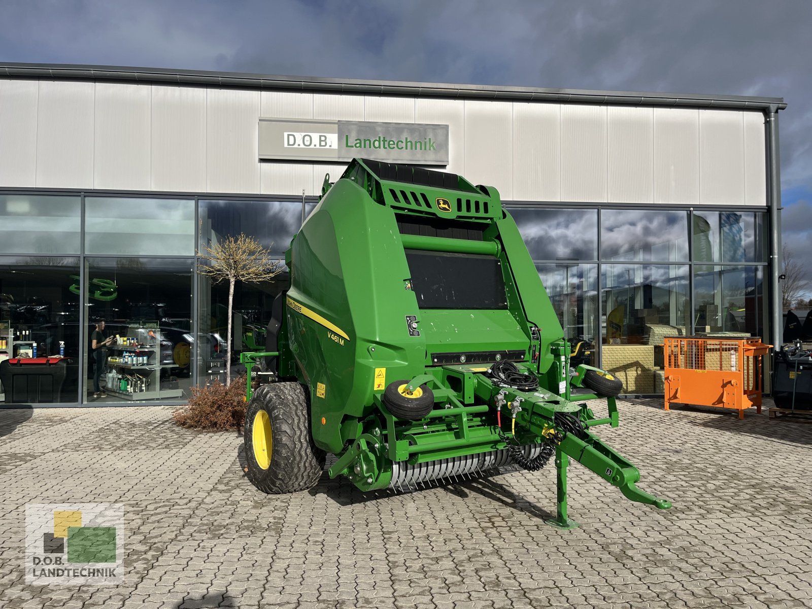 Rundballenpresse от тип John Deere V461M, Neumaschine в Langweid am Lech (Снимка 1)