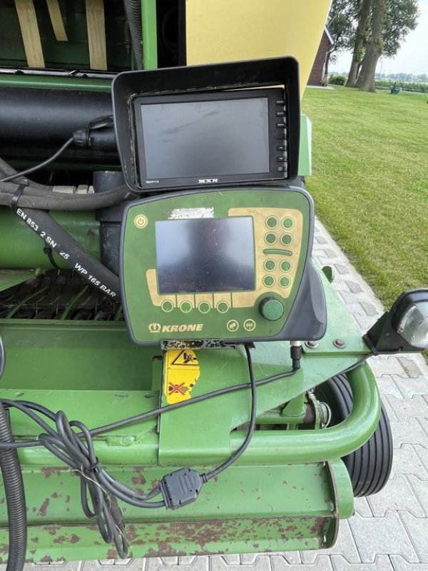 Rundballenpresse des Typs Krone Comprima CF 155 XC, Neumaschine in Coevorden (Bild 11)