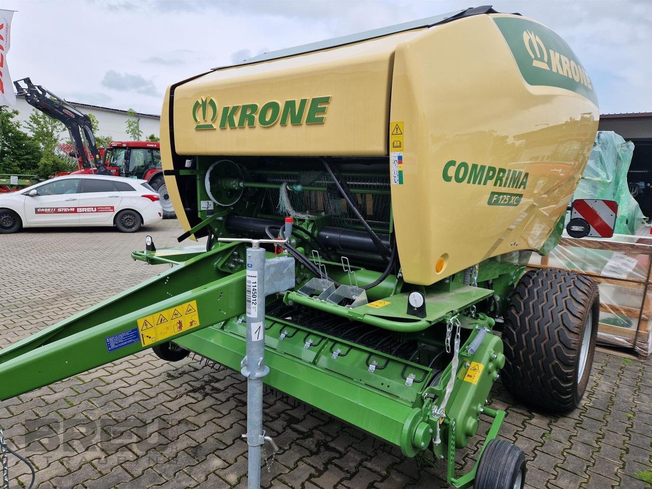 Rundballenpresse of the type Krone Comprima F 125 XC, Neumaschine in Straubing (Picture 1)