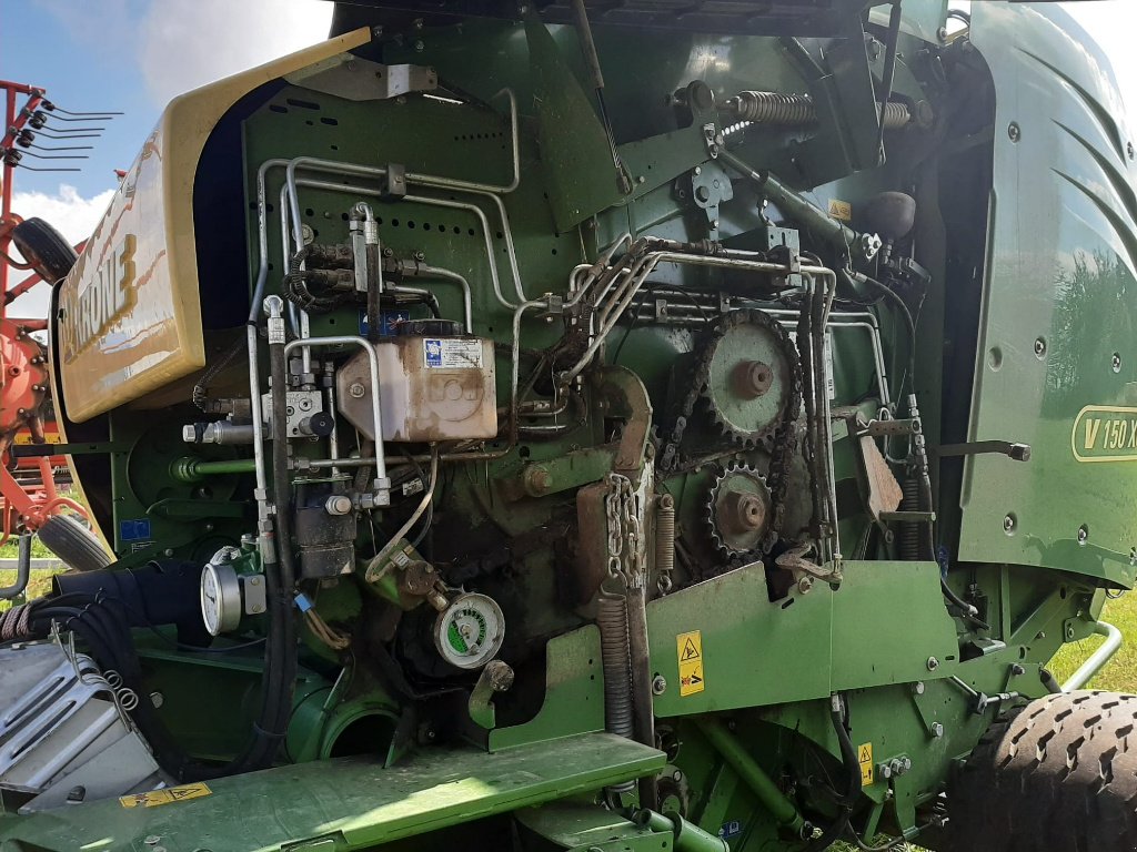 Rundballenpresse of the type Krone Comprima V 150 XC, Gebrauchtmaschine in CREZANCY EN SANCERRE (Picture 11)