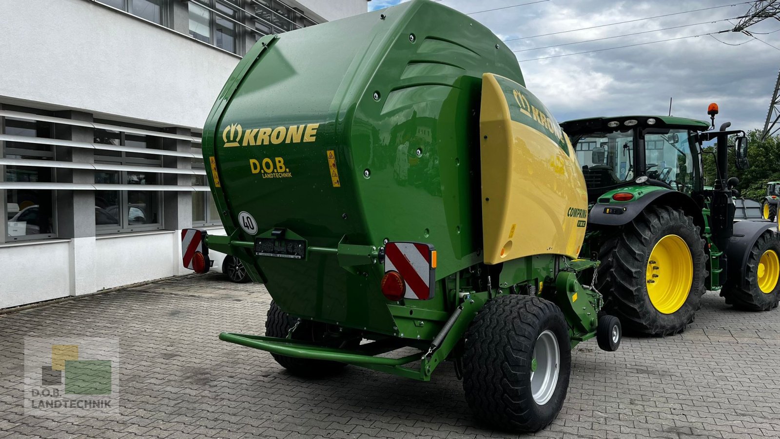 Rundballenpresse of the type Krone Comprima V 180 XC, Gebrauchtmaschine in Regensburg (Picture 4)