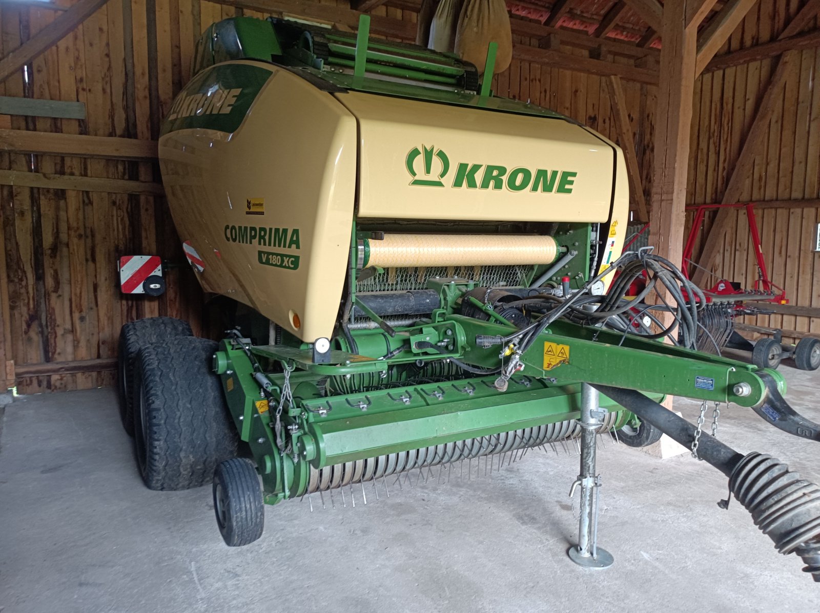 Rundballenpresse tip Krone Comprima V 180 XC, Gebrauchtmaschine in Fladungen (Poză 3)