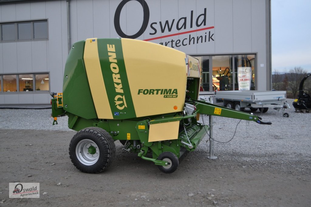 Rundballenpresse typu Krone Fortima F 1250 MC, Neumaschine v Regen (Obrázok 1)