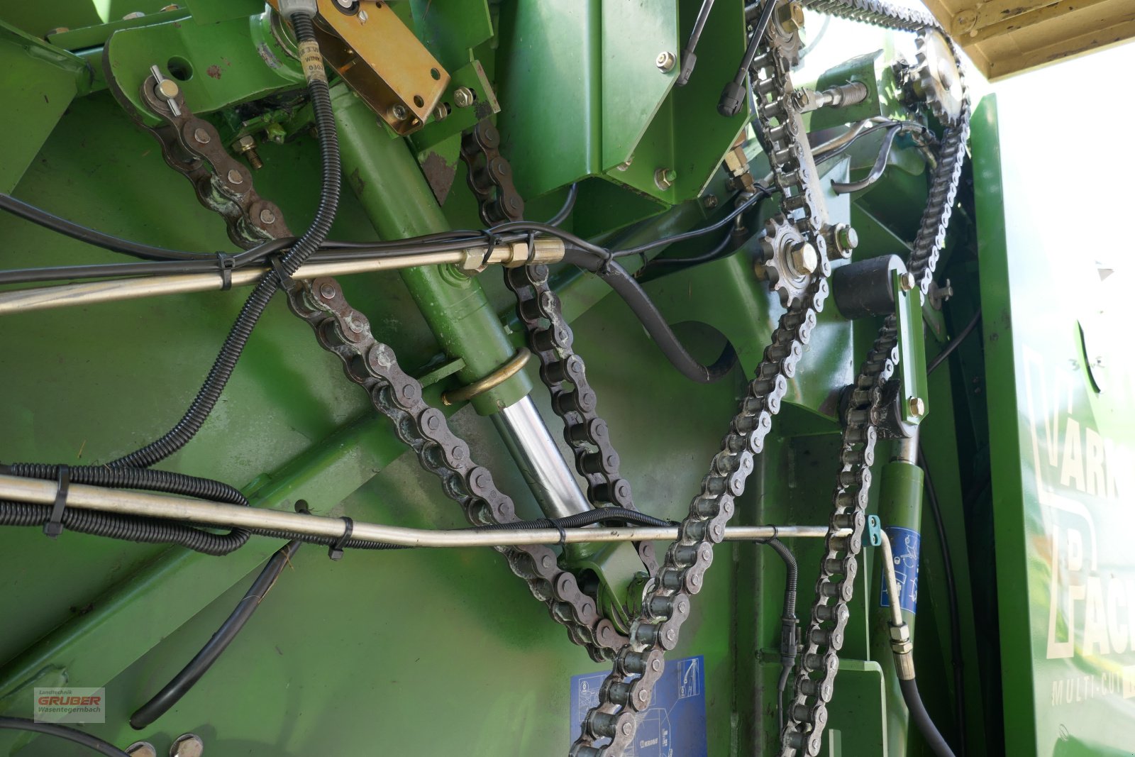 Rundballenpresse of the type Krone Vario Pack Multi-Cut 1500, Gebrauchtmaschine in Dorfen (Picture 8)