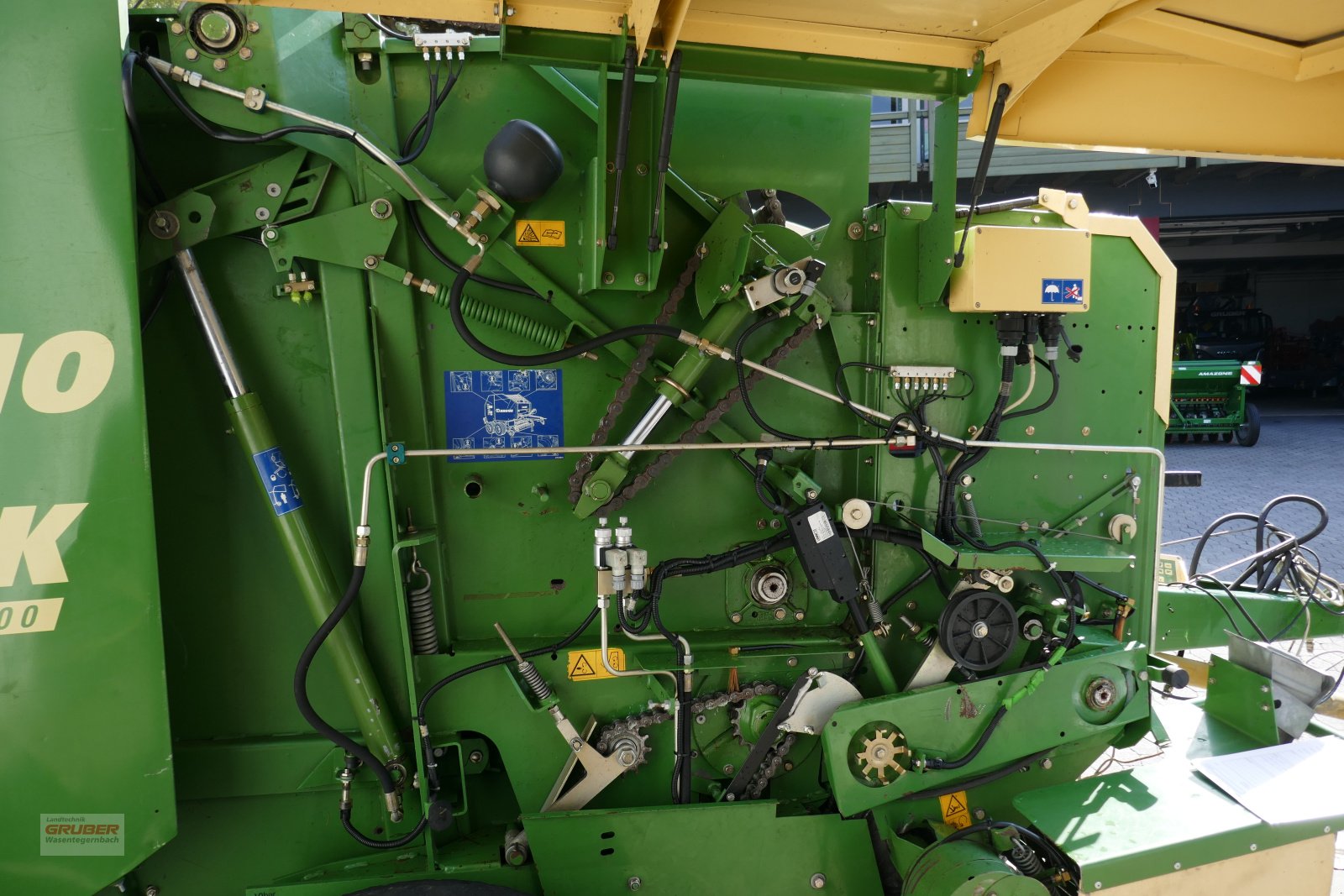 Rundballenpresse van het type Krone Vario Pack Multi-Cut 1500, Gebrauchtmaschine in Dorfen (Foto 11)