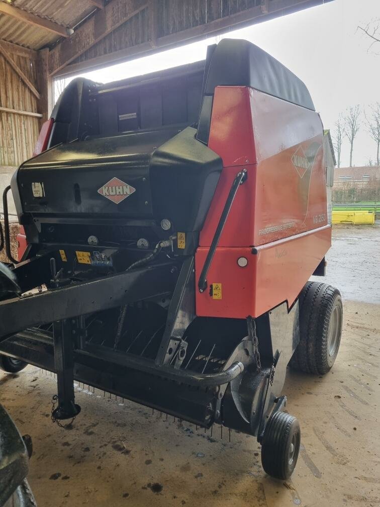 Rundballenpresse del tipo Kuhn VB 2160, Gebrauchtmaschine In Neufchâtel-en-Bray (Immagine 4)