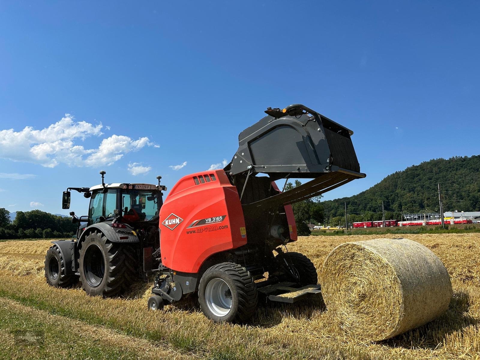 Rundballenpresse des Typs Kuhn VB 3165 OC 23 es wurde nur Heu Stroh gepresst- Wie neu!, Gebrauchtmaschine in Rankweil (Bild 1)