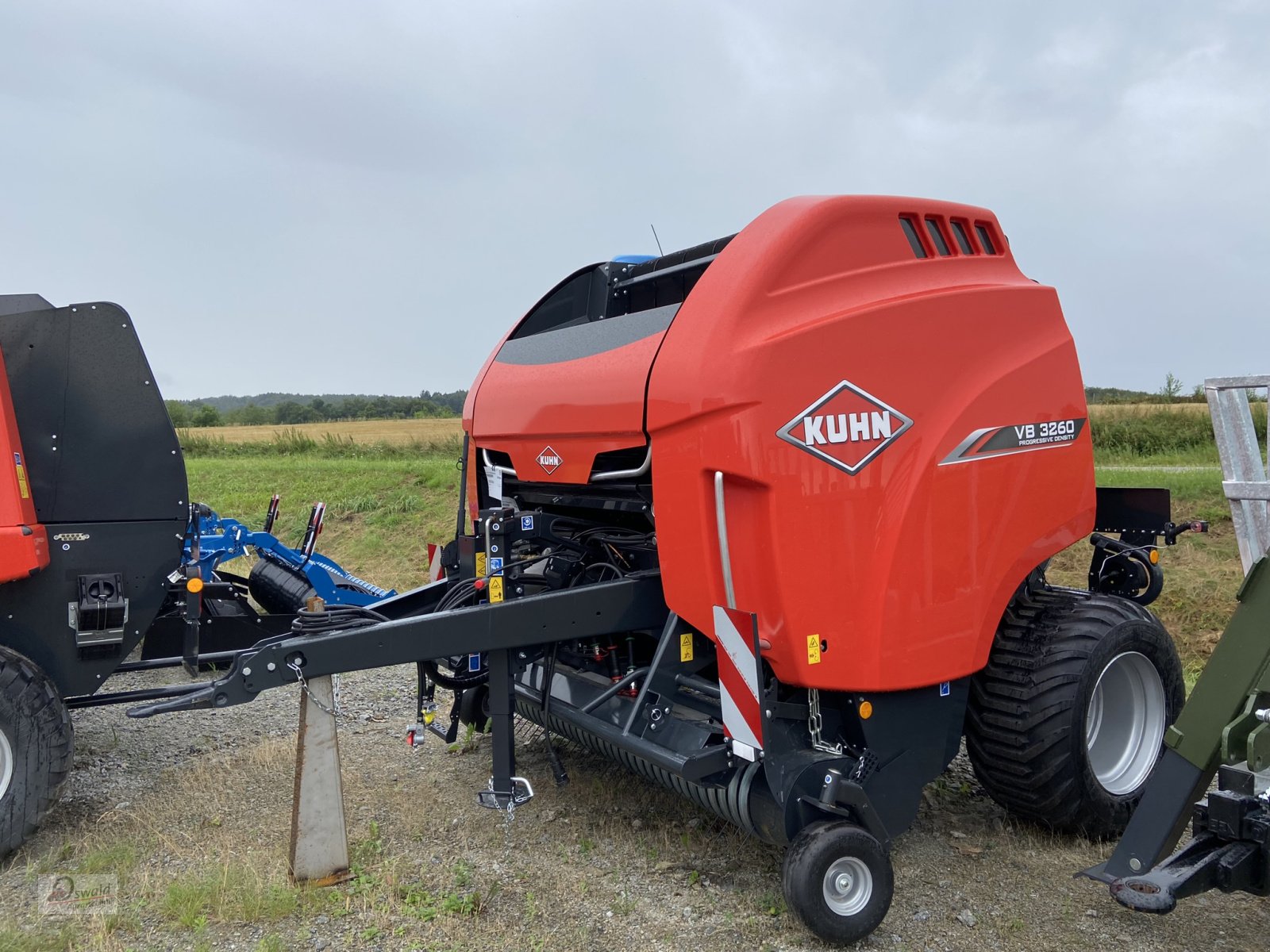 Rundballenpresse of the type Kuhn VB 3260 OC23, Neumaschine in Iggensbach (Picture 1)