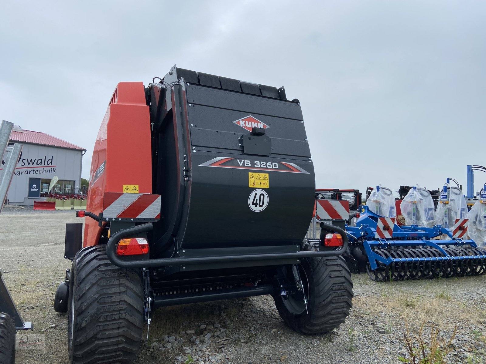 Rundballenpresse of the type Kuhn VB 3260 OC23, Neumaschine in Iggensbach (Picture 8)