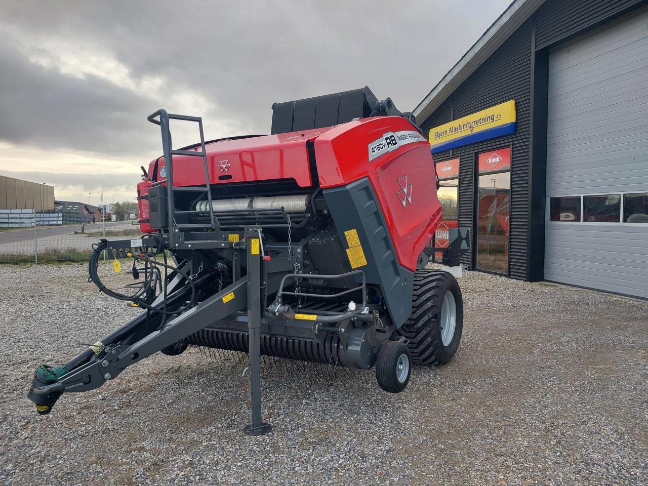 Rundballenpresse du type Massey Ferguson 4180V RB, Gebrauchtmaschine en Skjern (Photo 3)