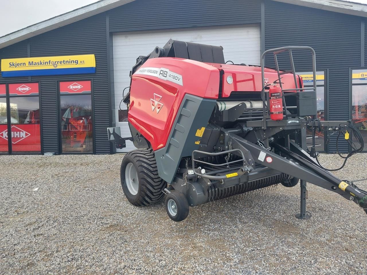 Rundballenpresse du type Massey Ferguson 4180V RB, Gebrauchtmaschine en Skjern (Photo 1)