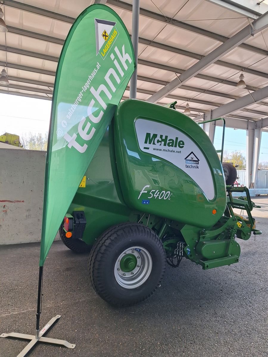 Rundballenpresse van het type McHale F 5400 C, Neumaschine in Bergheim (Foto 2)