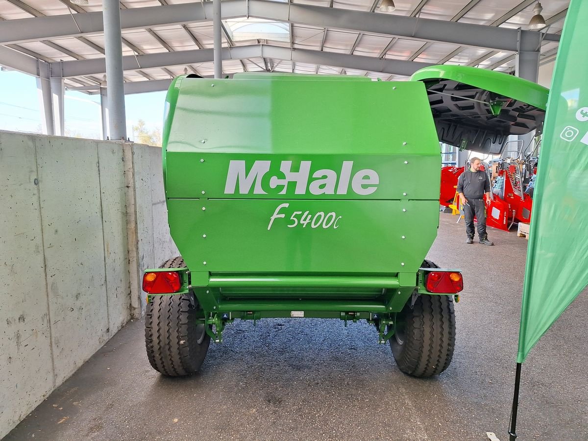 Rundballenpresse van het type McHale F 5400 C, Neumaschine in Bergheim (Foto 3)