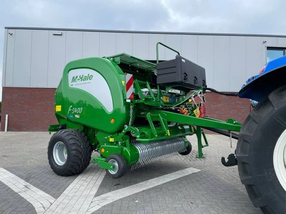 Rundballenpresse of the type McHale F5400, Gebrauchtmaschine in BENNEKOM (Picture 1)