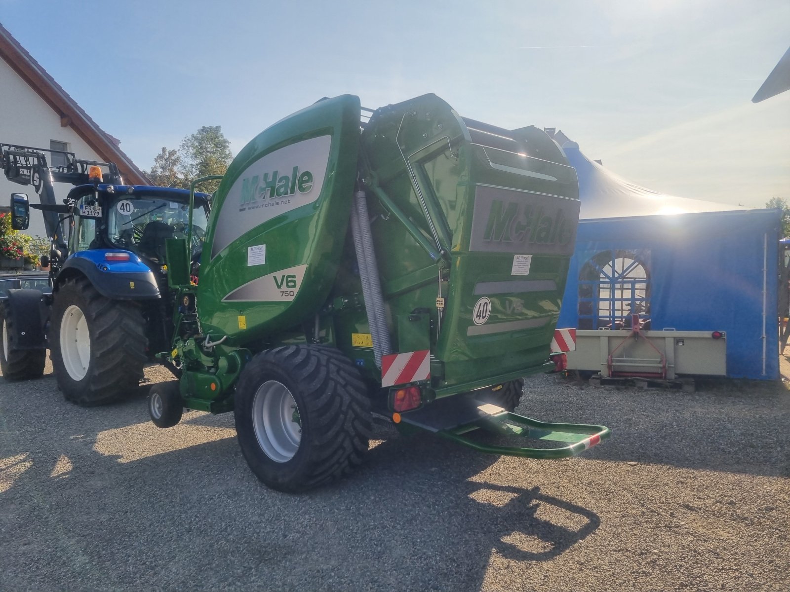 Rundballenpresse van het type McHale V6750, Neumaschine in Sölden (Foto 3)