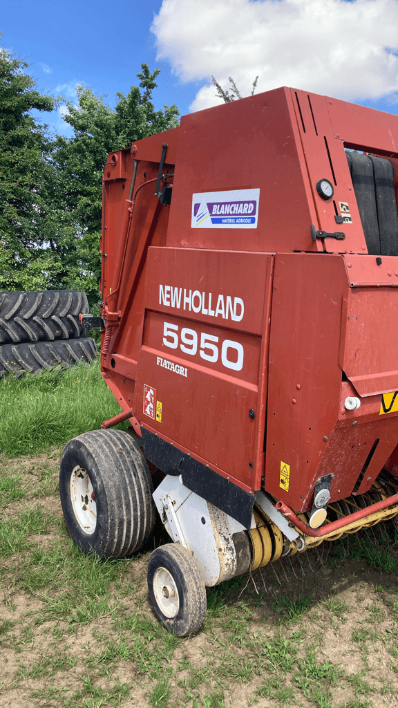 Rundballenpresse του τύπου New Holland 5950, Gebrauchtmaschine σε CINTHEAUX (Φωτογραφία 1)