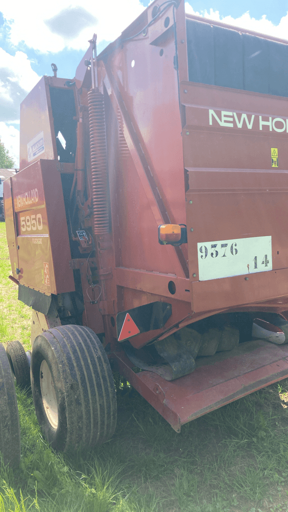 Rundballenpresse van het type New Holland 5950, Gebrauchtmaschine in CINTHEAUX (Foto 2)