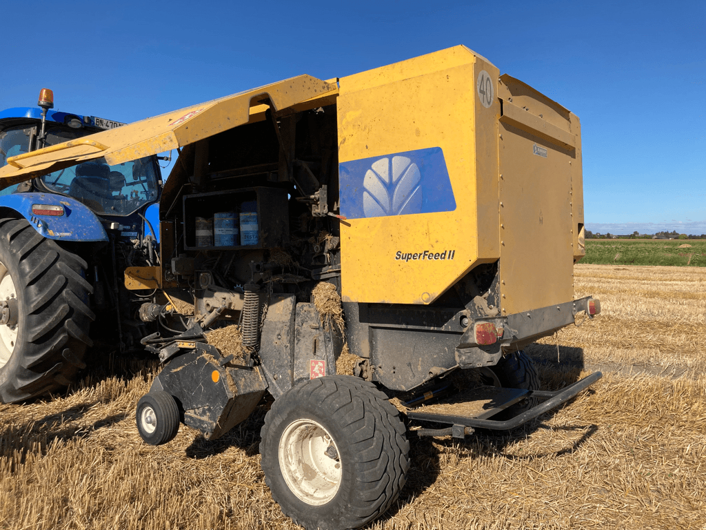 Rundballenpresse типа New Holland BR 7060 F BC AR, Gebrauchtmaschine в TREMEUR (Фотография 3)