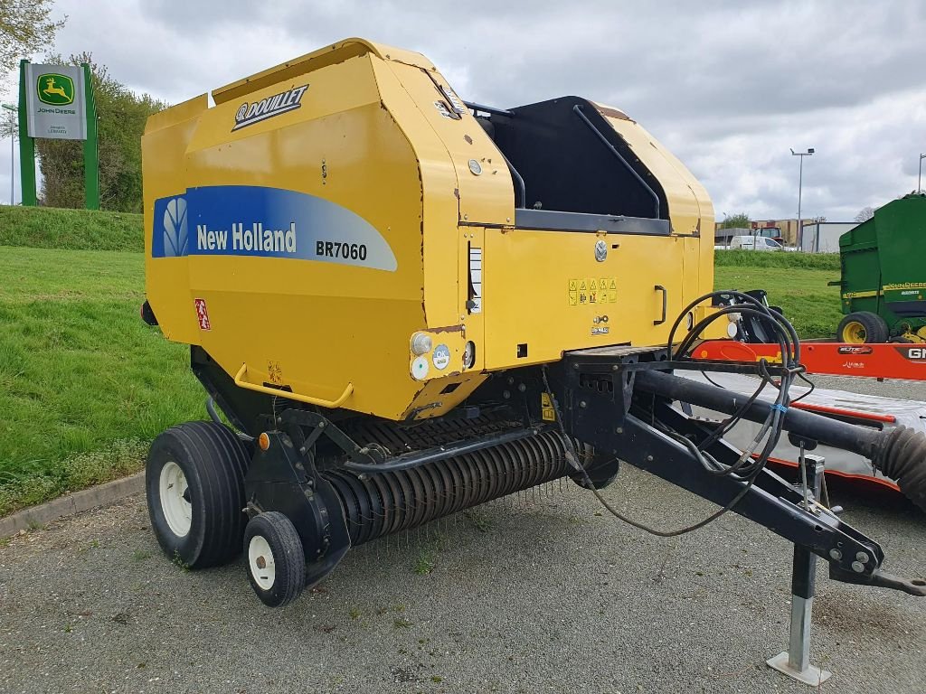 Rundballenpresse des Typs New Holland BR 7060, Gebrauchtmaschine in DOMFRONT (Bild 2)