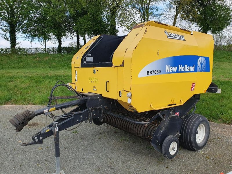 Rundballenpresse типа New Holland BR 7060, Gebrauchtmaschine в DOMFRONT (Фотография 1)