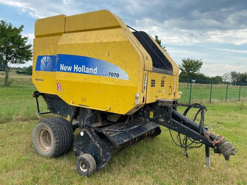 Rundballenpresse des Typs New Holland BR 7070, Gebrauchtmaschine in LE PONT CHRETIEN (Bild 1)