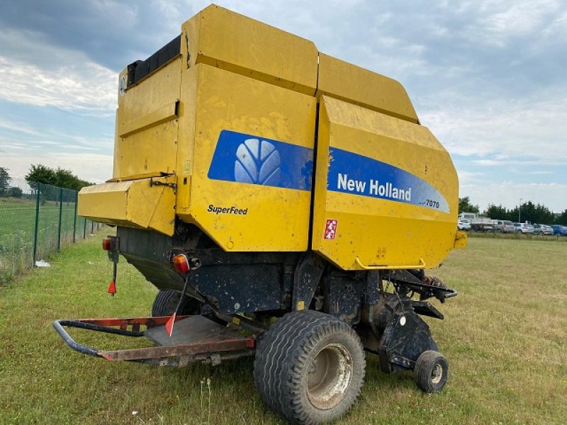 Rundballenpresse des Typs New Holland BR 7070, Gebrauchtmaschine in LE PONT CHRETIEN (Bild 3)