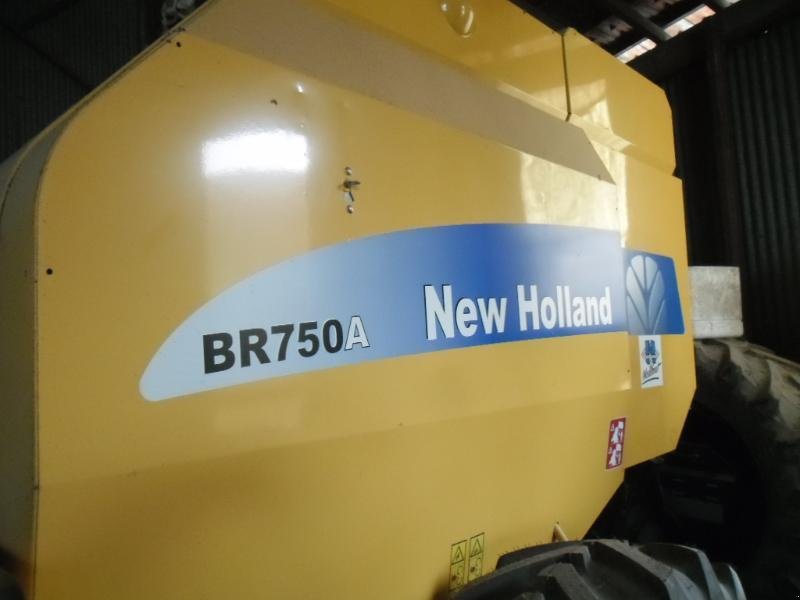 Rundballenpresse of the type New Holland BR 750A, Gebrauchtmaschine in CHAUMESNIL (Picture 1)
