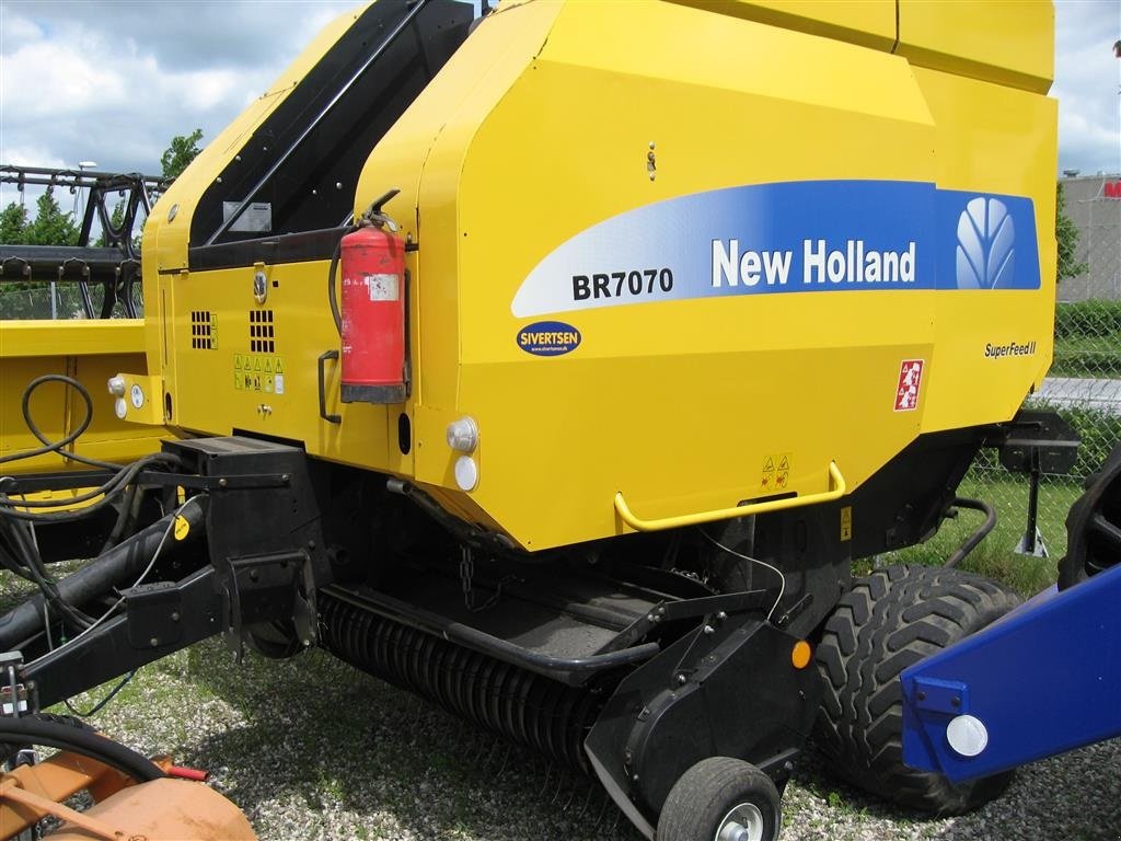 Rundballenpresse Türe ait New Holland BR7070 med SUPER FEED, Gebrauchtmaschine içinde Roskilde (resim 1)